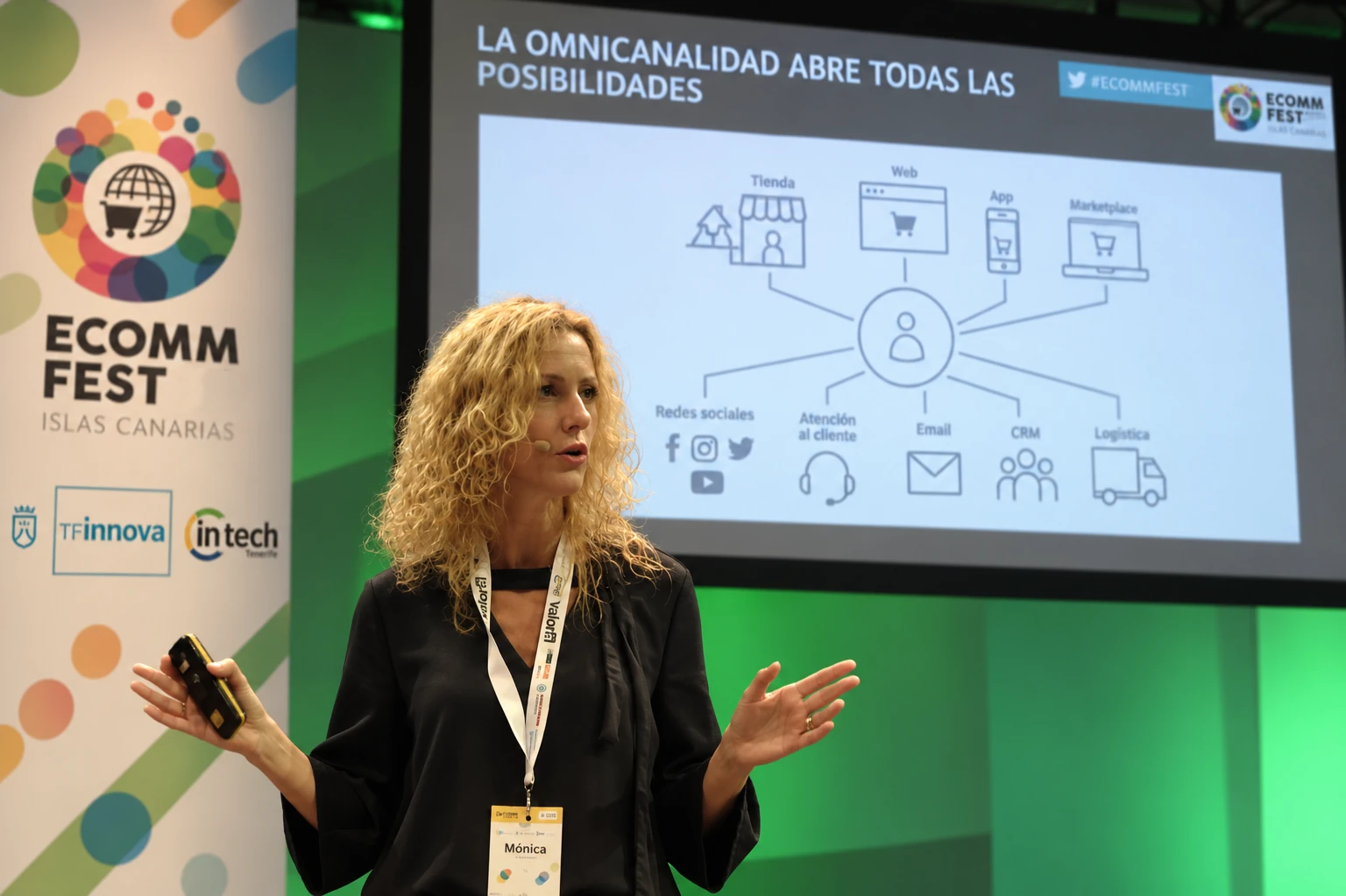Mónica Martín presentando una charla sobre omnicanalidad